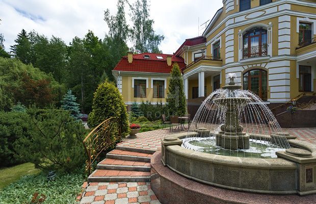 Дом в классическом стиле на шикарном участке - фото 3