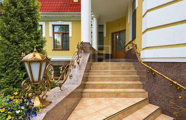 Дом в классическом стиле на шикарном участке - фото 5