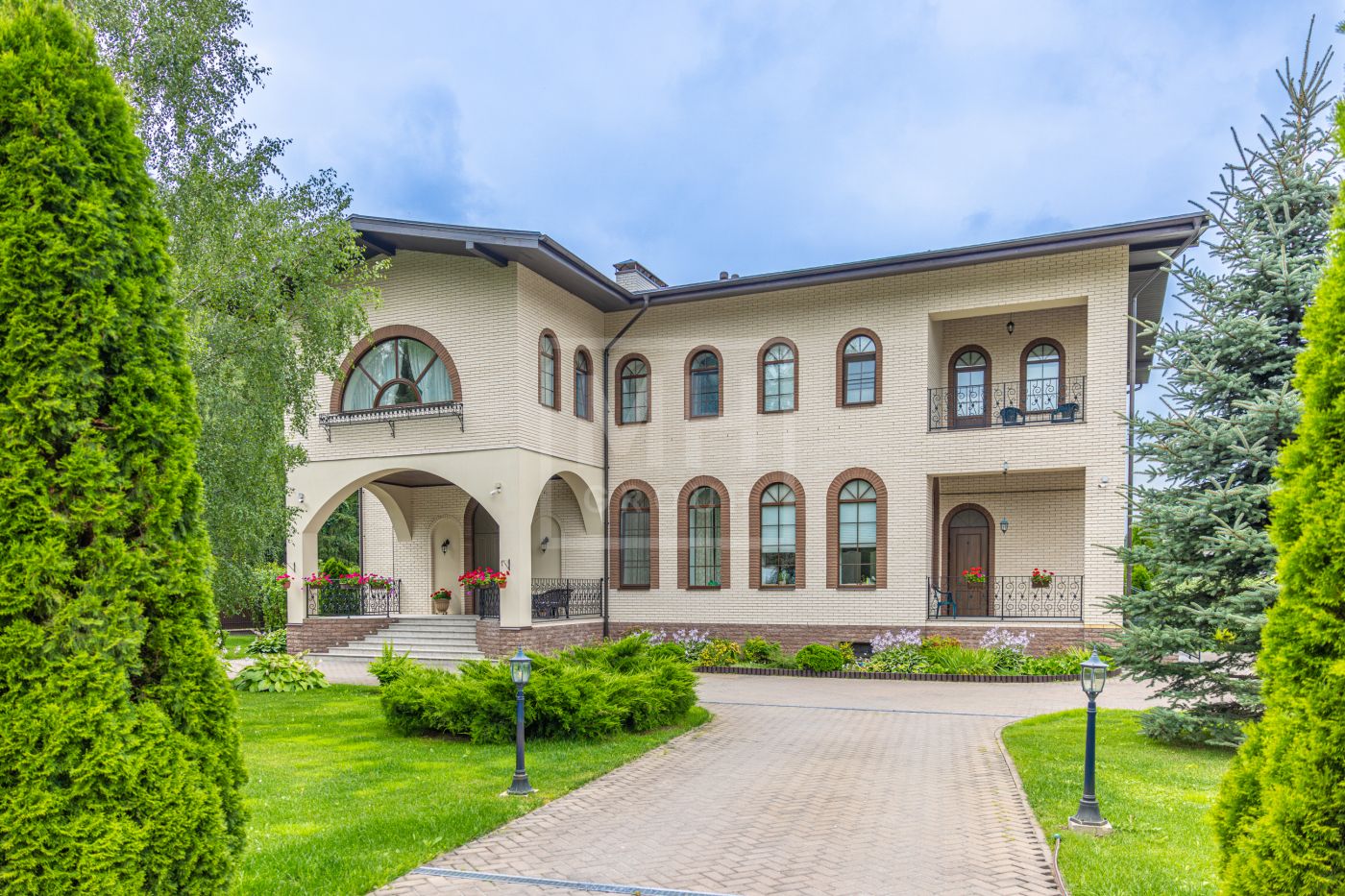 Продажа Дом 717 м² на участке 45 сот. в