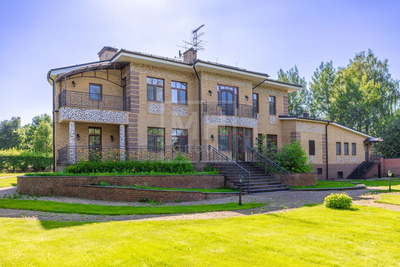 Продажа Дом 1050 м² на участке 48 сот. в