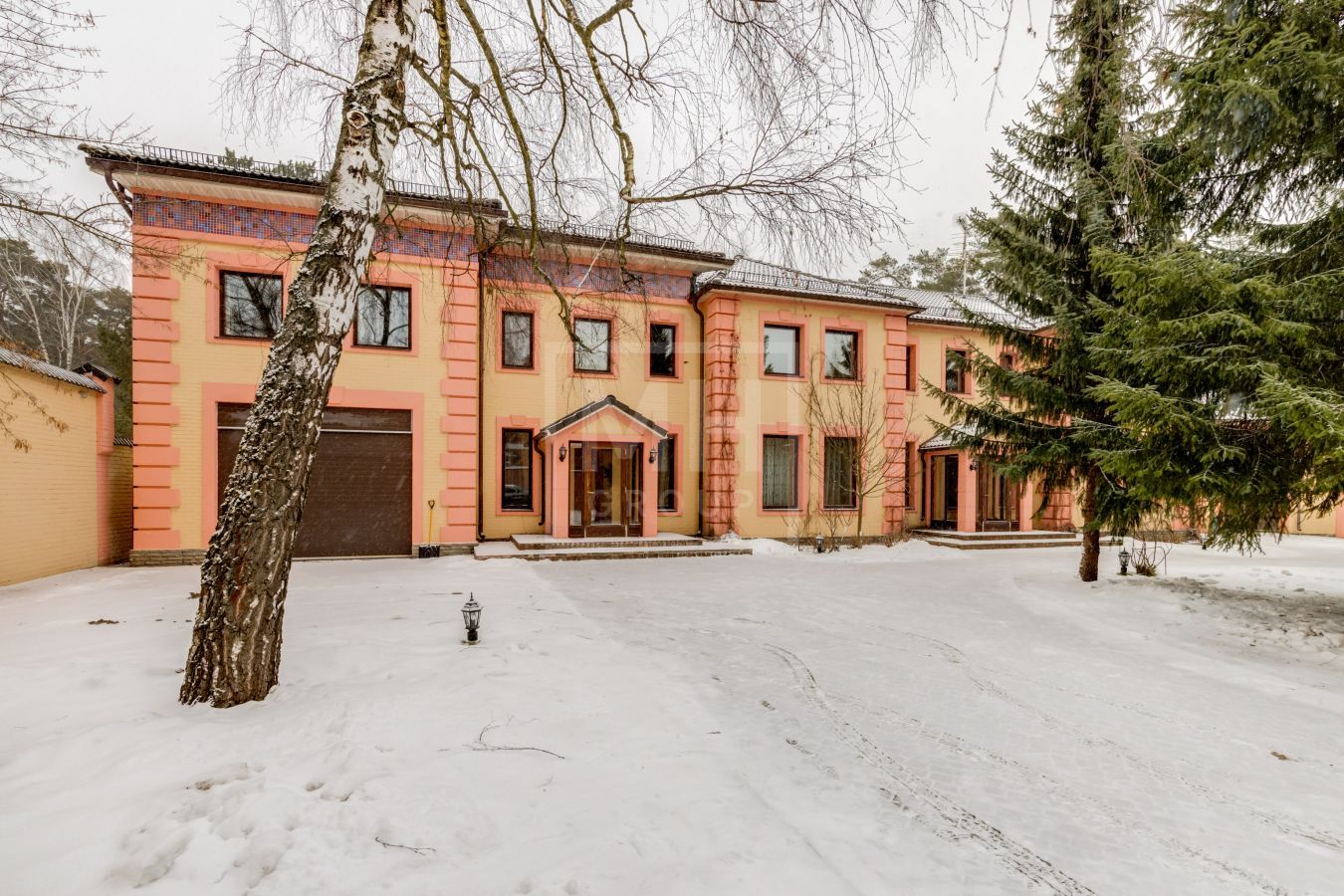 Загородный дом  на живописном участке