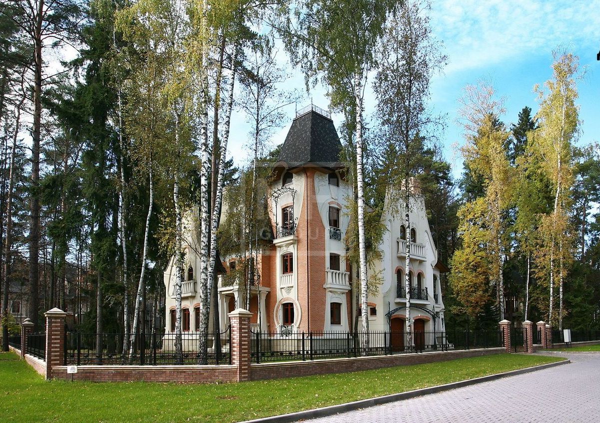 Дом в ар нуво в поселке Довиль
